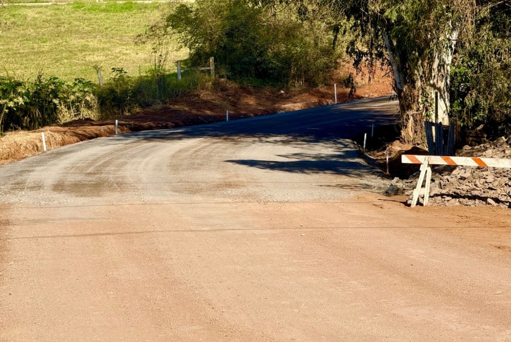 Obras de asfaltamento t�m in�cio na localidade de Fazenda Fialho