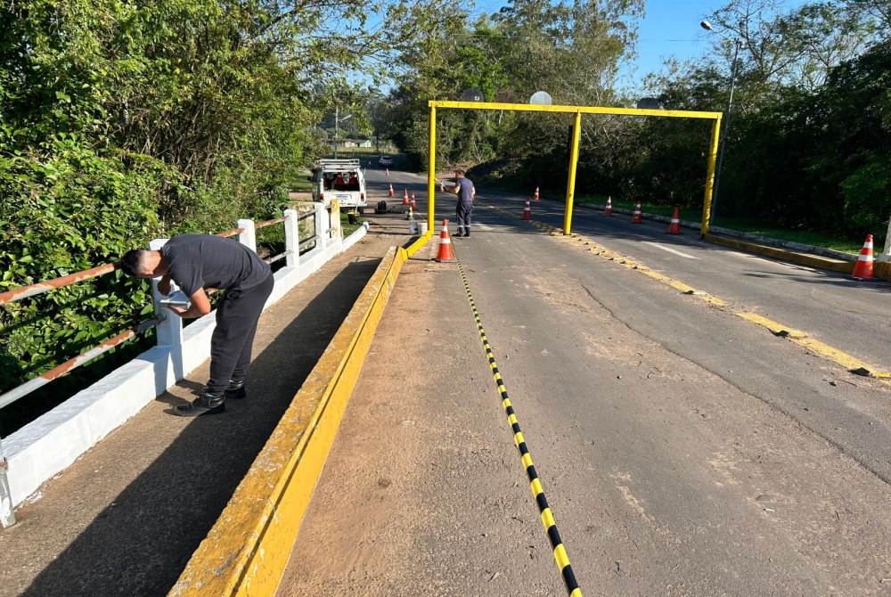 Secretarias de Obras de Taquara e Parob� realizam manuten��o de ponte na divisa entre os munic�pios
