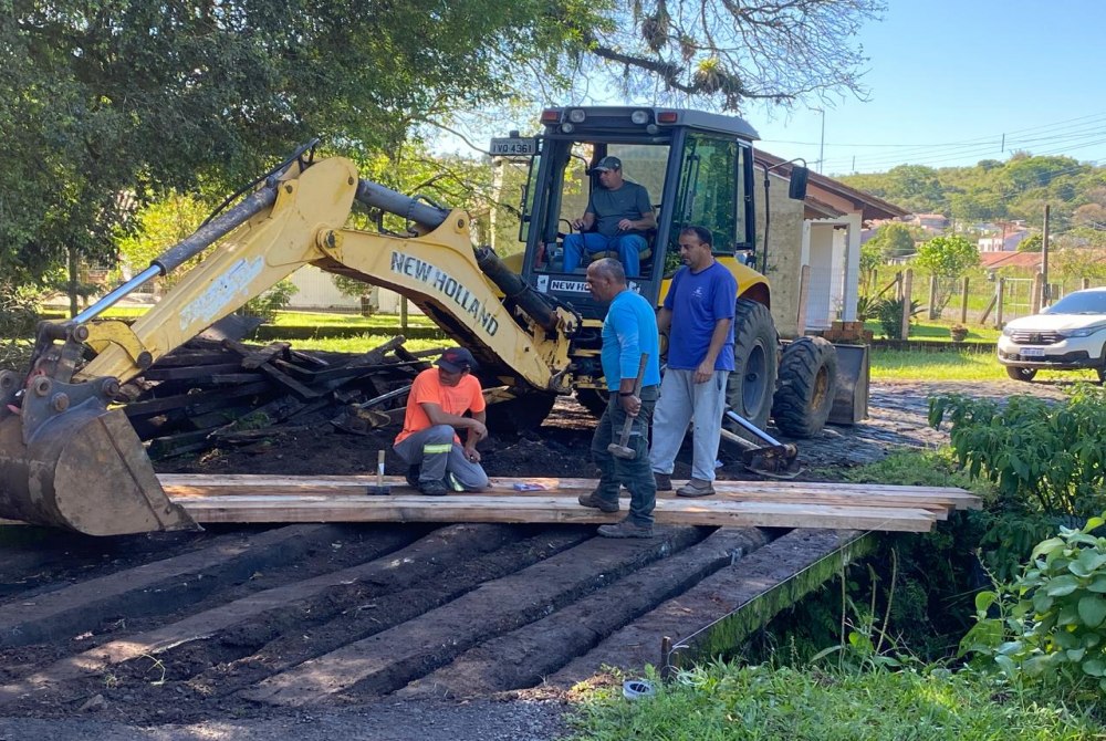 Secretaria de Obras realiza conserto de ponte e retoma manuten��o de estradas em Taquara
