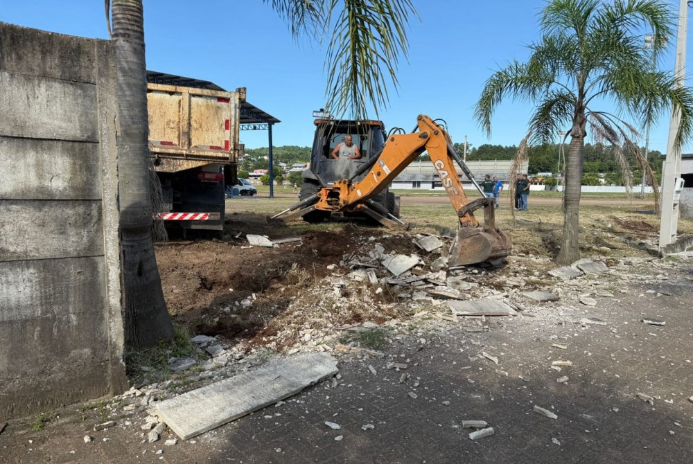 Prefeitura de Parob� derruba muros e inicia revitaliza��o do Parque do Festejando