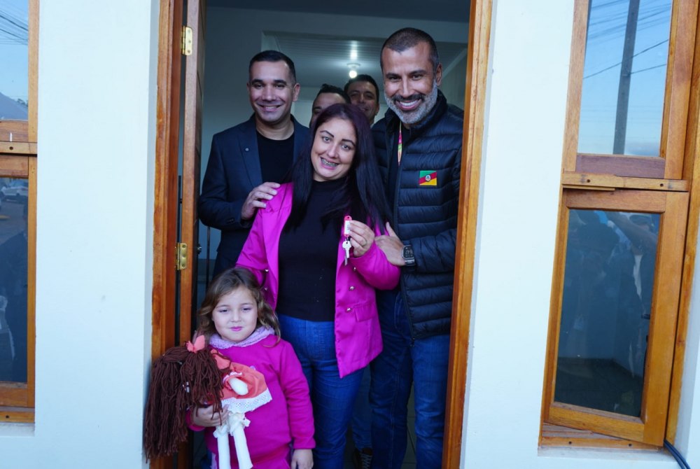 Parob� entrega oito moradias do Programa A Casa � Sua - Munic�pio Resiliente