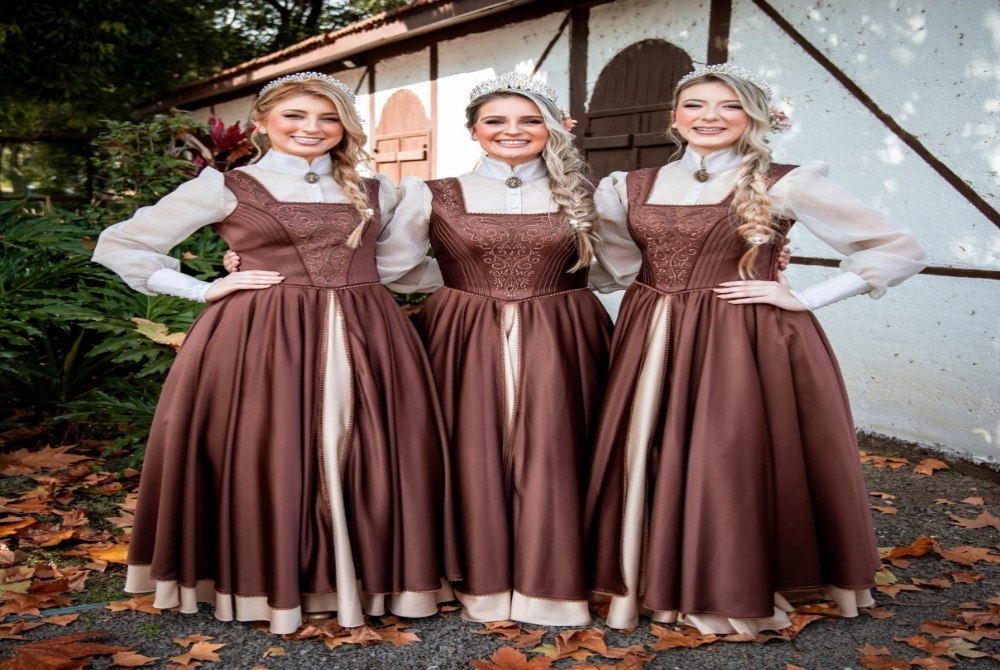 Trajes das soberanas da 37� Oktoberfest de Igrejinha exaltam voluntariado e tradi��o