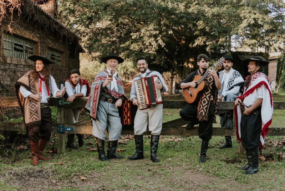 CTG O Fog�o Ga�cho comemora 78 anos com grande baile animado por Os Serranos