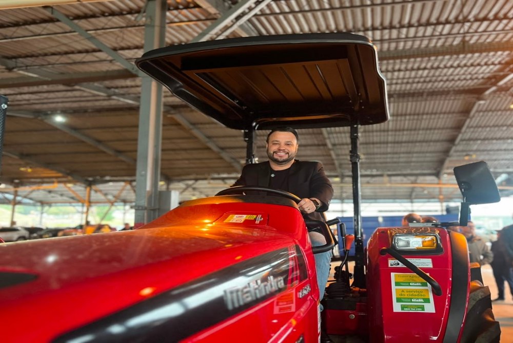 Parob� recebe tr�s novos tratores agr�colas para fortalecer a produ��o rural