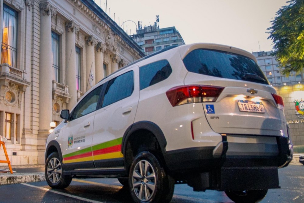Parob� recebe novo ve�culo adaptado para o transporte de pacientes da Sa�de
