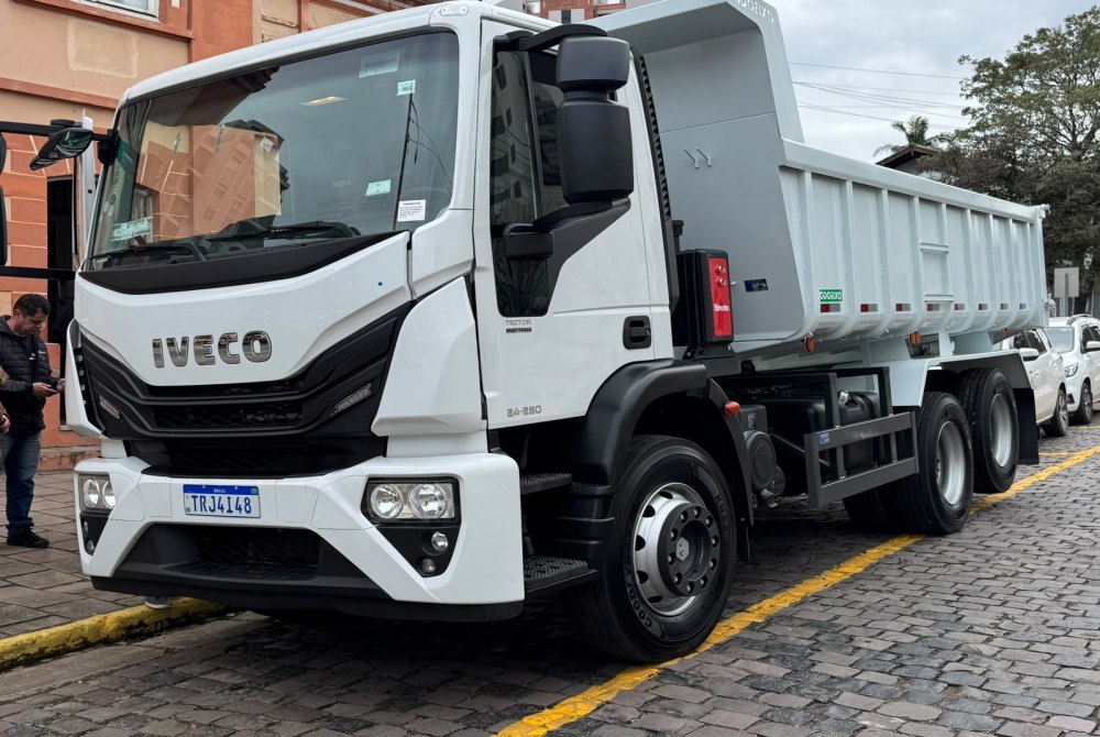 Prefeitura de Taquara entrega caminh�o de R$ 619 mil para refor�ar frota da Secretaria de Obras