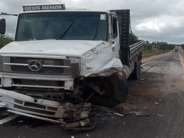 Araripina: Coliso lateral entre caminho e carreta quase causa tragdia na BR-316.