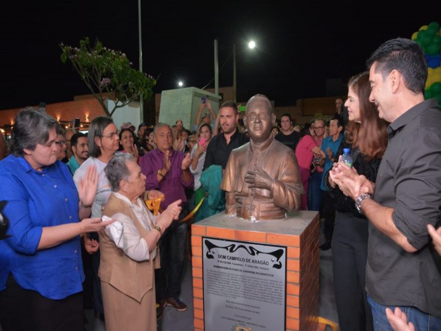 Dom Campelo de Arago  homenageado em busto de bronze, em Araripina