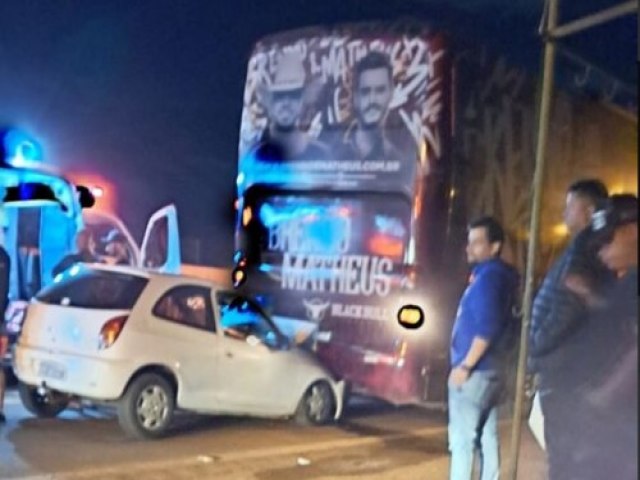 Quatro feridos em acidente com ônibus de dupla sertaneja