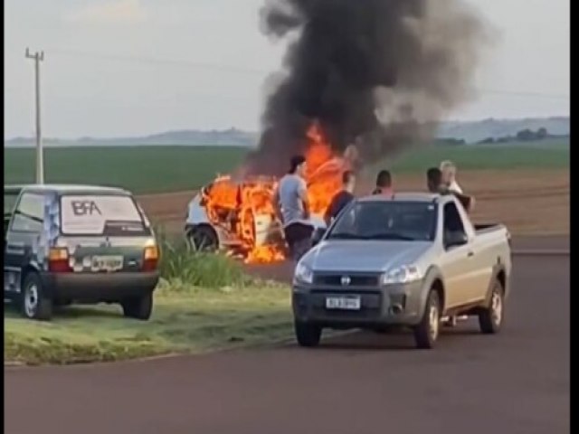Carro pega fogo e é destruído na BR-369