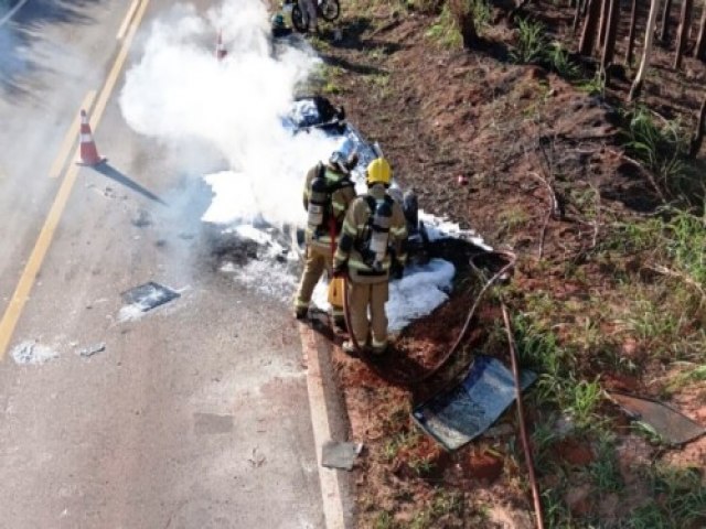 Condutor fica ferido aps carro capotar e pegar fogo entre Goioer e Umuarama 