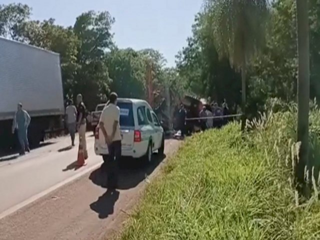 Homem morre em acidente entre trator e caminho na BR-376 de Vicentina Trecho entre Vicentina e distrito de Culturama Publicado em: 29/11/2022 | MIDIAMAX
