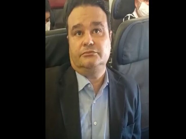  POLTICA Deputado  abordado em avio e bate-boca com eleitor; veja vdeo 29 novembro 2022 - 15h03Por Da Redao