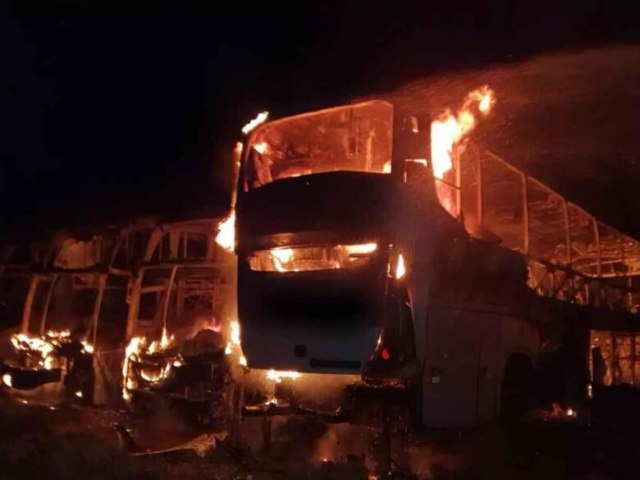TRS LAGOAS Dupla invade empresa e coloca fogo em seis veculos 02 janeiro 2023 - Por Da Redao