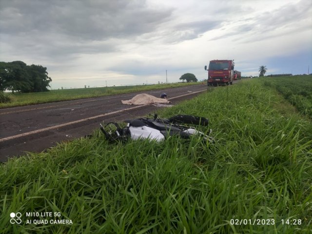 Ivinhema - Motociclista tem corpo dilacerado aps ser atropelado por carreta na BR 376.  Publicado em: 02/01/2023