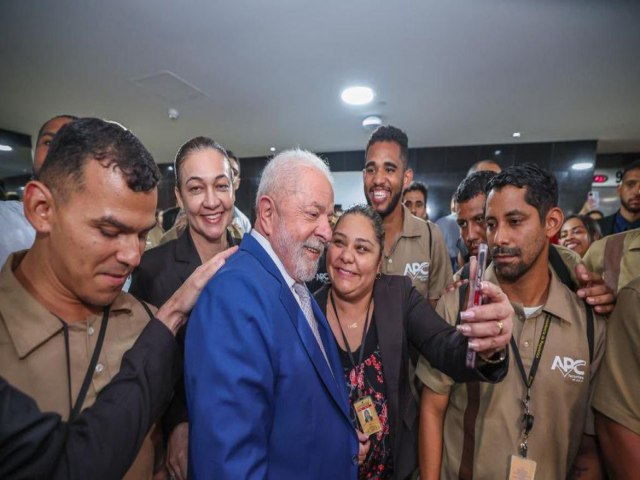 ica Lula agradece funcionrios por limpeza do Planalto Encontro foi registrado no Twitter  Share on WhatsApp Share on Facebook Share on Twitter Share on Linkedin  Publicado em 13/01/2023 - Por Marcelo Brando  Reprter da Agncia Brasil - Braslia