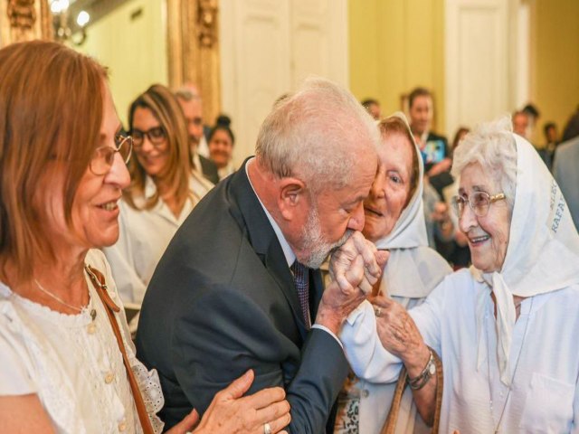rnacional Argentina: Lula se encontra Mes e Avs da Praa de Maio  Presidente est em Buenos Aires em primeira viagem internacional  Share on WhatsApp Share on Facebook Share on Twitter Share on Linkedin  Publicado em 24/01/2023 -  Por Pedro Rafael 