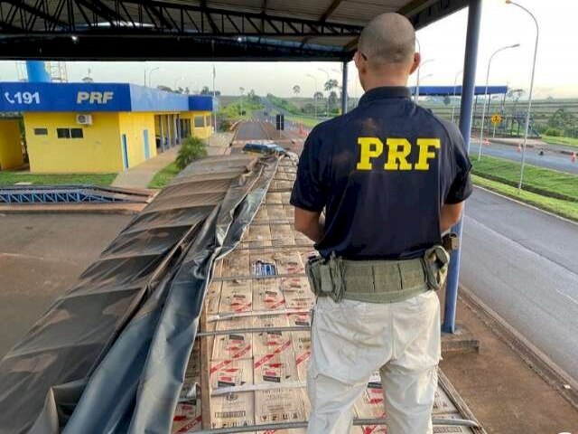 Polcia apreende carga de 600 mil maos de cigarro no sul de MS Caminho com cigarro paraguaio saiu de Eldorado e seguia para o Paran Publicado em: 21/03/2023 | HELIO DE FREITAS, DE DOURADOS / CAMPO GRANDE NEWS