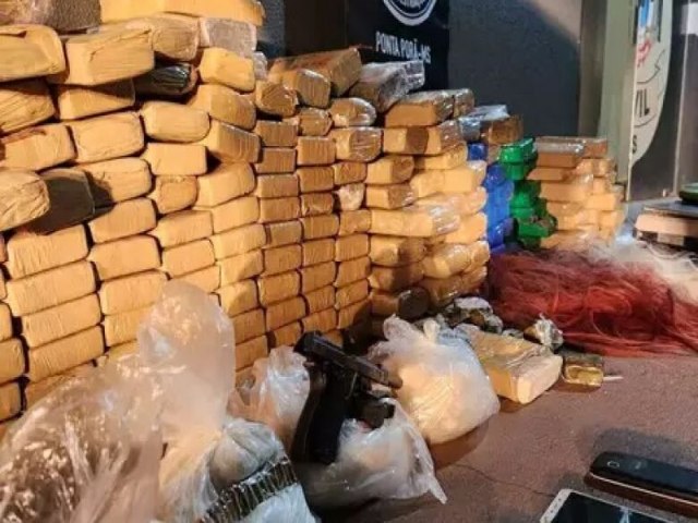 FRONTEIRA Polcia apreende mais de 250 quilos drogas em esconderijo de foragido 06 abril 2023 - Por Carlos Ferraz