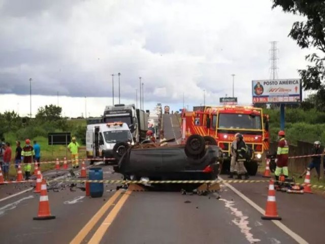 CAMPO GRANDE Coliso entre carro e carreta deixa uma pessoa morta em MS 08 abril 2023 - Por Da Redao