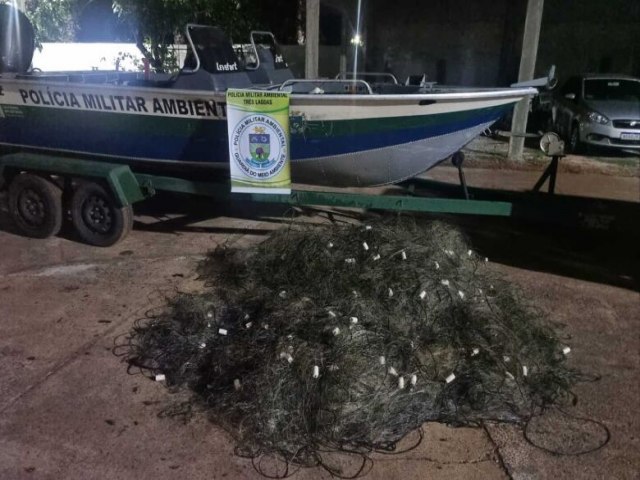 TRS LAGOAS Polcia retira e solta peixes presos em redes colocadas no rio Paran 08 abril 2023 - Por Da Redao