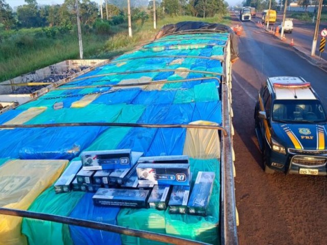 GUA CLARA Condutor foge e polcia apreende caminho com 410 mil maos de cigarro 13 abril 2023 - Por Da Redao