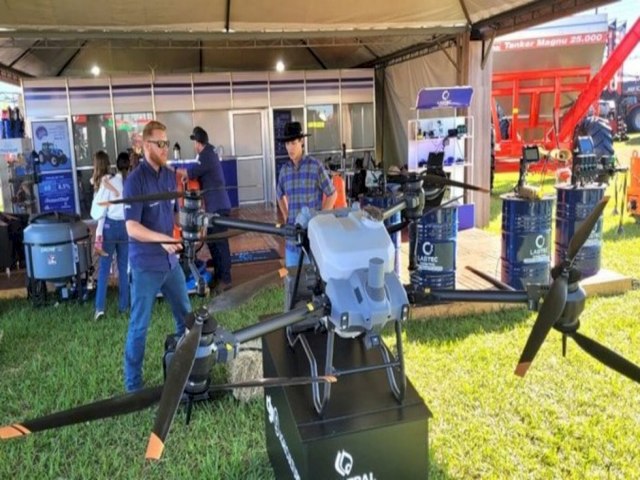 Tecnologia agro: Uso de drones revoluciona agricultura e oferece pulverizao mais certeira Aparelhos esto  mostra na 57 Expoagro, que acontece at domingo em Dourados Publicado em: 18/05/2023 | MIDIAMAX/MARCOS MORANDI