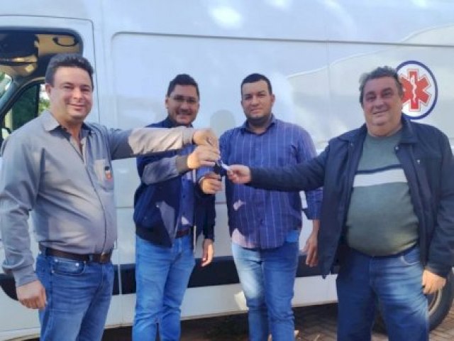 ANGLICA Em Ipezal, Edinho Cassuci entrega ambulncia e anuncia novos investimentos em drenagem e asfalto.  Publicado em: 20/06/2023