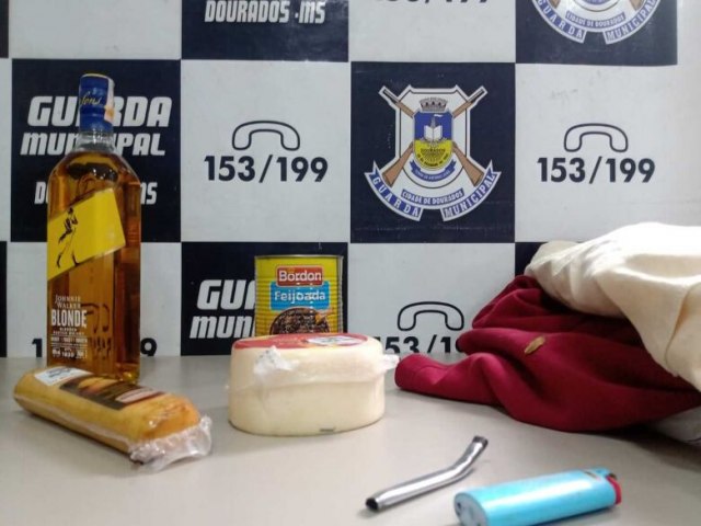 DOURADOS  Homem  detido furtando bebida, queijos e feijoada em mercado 11 julho 2023 - Por Wender Carbonari