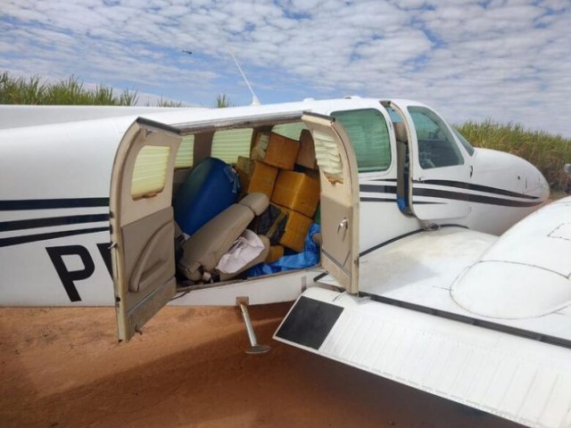 TRFICO Avio que saiu do Paraguai  interceptado com 400 quilos de cocana 26 julho 2023 -  Por Da Redao