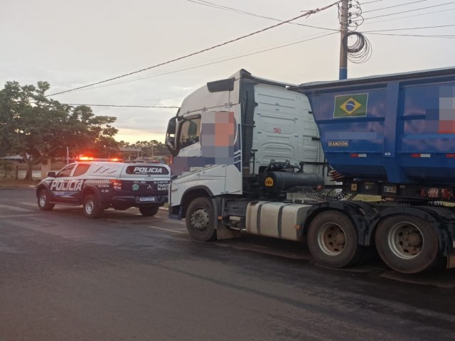  Polcia Militar de Bataypor conduz motorista para a delegacia por dano em via pblica