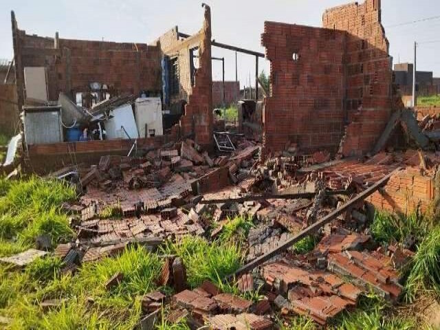 Dourados foi atingida por vento de 90 quilmetros por hora e quase 4 mil raios Defesa Civil registrou, at agora, 22 casas danificadas pelo temporal de ontem  noite Publicado em: 31/08/2023 | CAMPO GRANDE NEWS