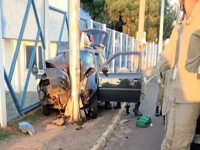 Trnsito Motorista perde controle da direo e carro bate em poste na Vila Ipiranga Ainda no se sabe o que motivou a coliso Mirian Machado | 16/09/2023