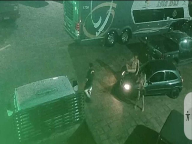 Polcia VDEO: travestis entram em hotel sobre cap de carro, ameaam e agridem funcionrio e hspedes Diego Alves e Marcos Morandi | 30/09/2023