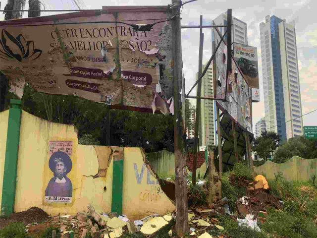 Cotidiano Fora do vento destri painel em cruzamento da Avenida Cear Temporal deixou rastro de danos em diversos pontos da cidade Karina Campos | 20/10/2023