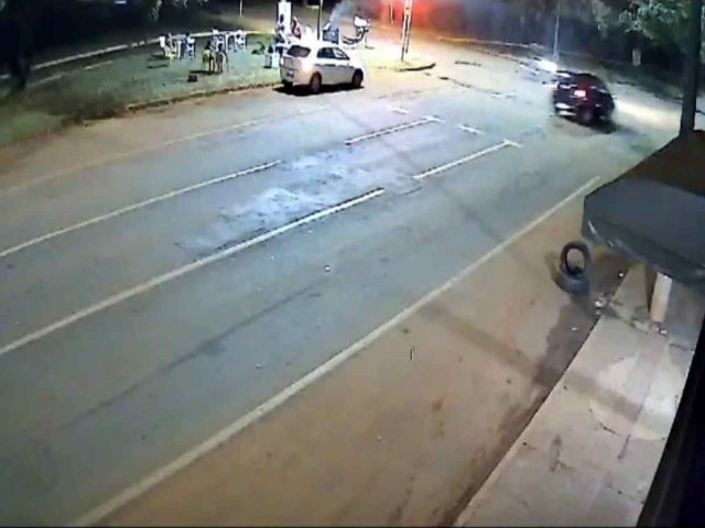 Trnsito VDEO: carro bate em moto ao furar sinal vermelho e motociclista est em estado grave Entregador estava voltando para casa quando foi atingido por carro Karina Campos | 03/11/2023