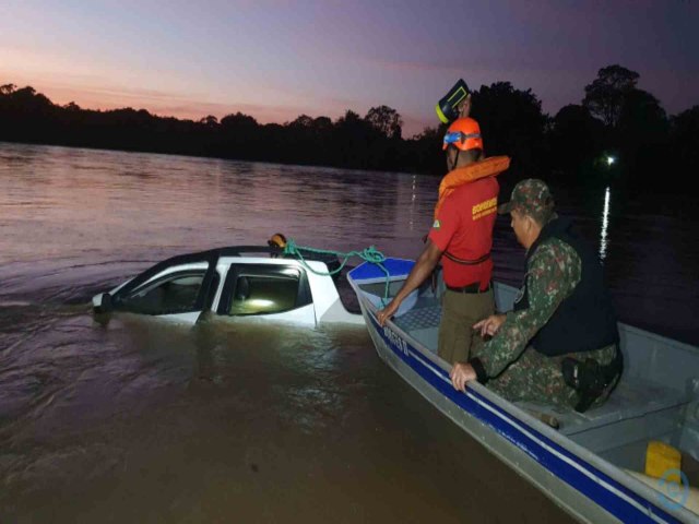 Polcia Motorista cai em rio de MS, liga para amigos pedindo socorro e desaparece  Roupas e garrafas foram encontradas boiando no rio Thatiana Melo | 09/11/2023