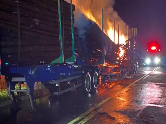 Trnsito Carreta carregada de eucalipto fica destruda em incndio na rodovia MS-316 Voluntrios precisaram ajudar a combater as chamas  Anna Gomes | 07/01/2024
