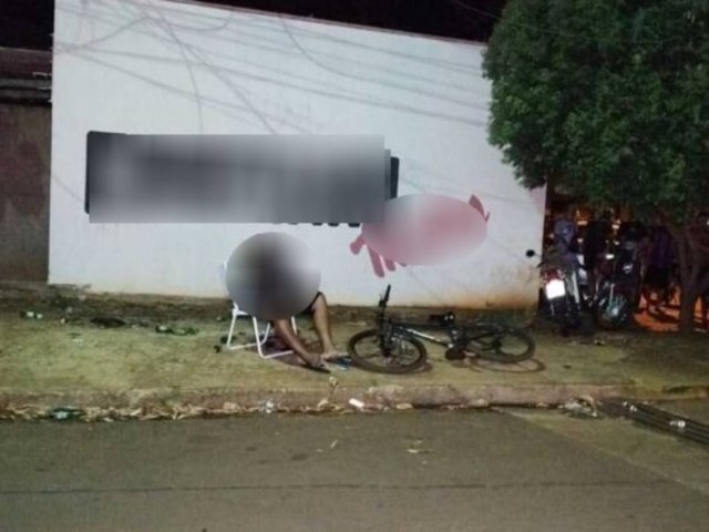 Polcia Homem  executado a tiros por dupla de moto em bairro de Dourados Carlos estava sentado em uma cadeira de praia quando foi assassinado  Diego Alves | 17/01/2024 