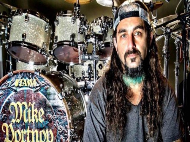 Mike Portnoy. Aclamado por ser um baterista extremamente habilidoso.