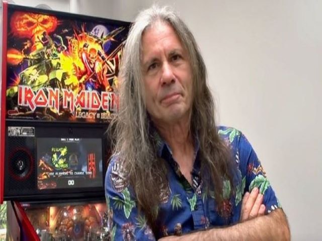 Bruce Dickinson rasga elogios ao Black Album do Metallica.