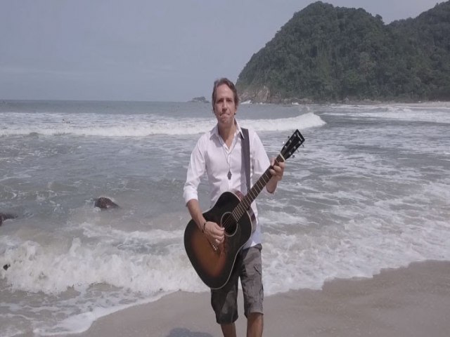 Felipe Machado, do VIPER, lança videoclipe de Na Praia, filmado no litoral norte de São Paulo