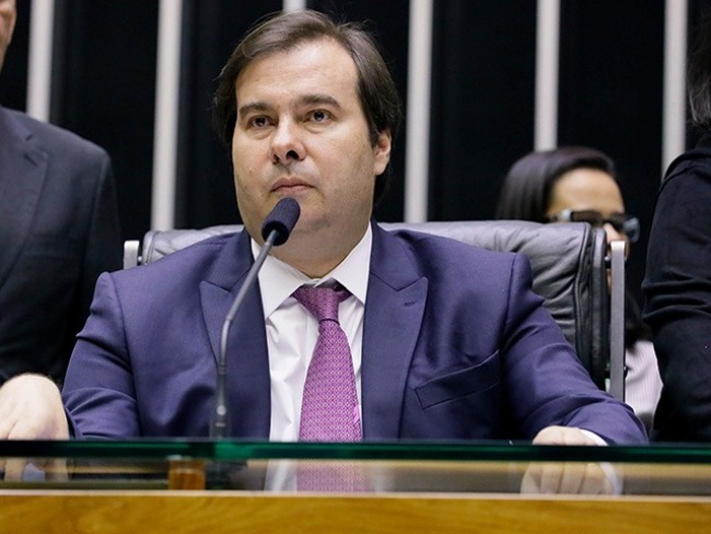 Rodrigo Maia no quer mexer nos juros criminosos dos cartes de crdito.