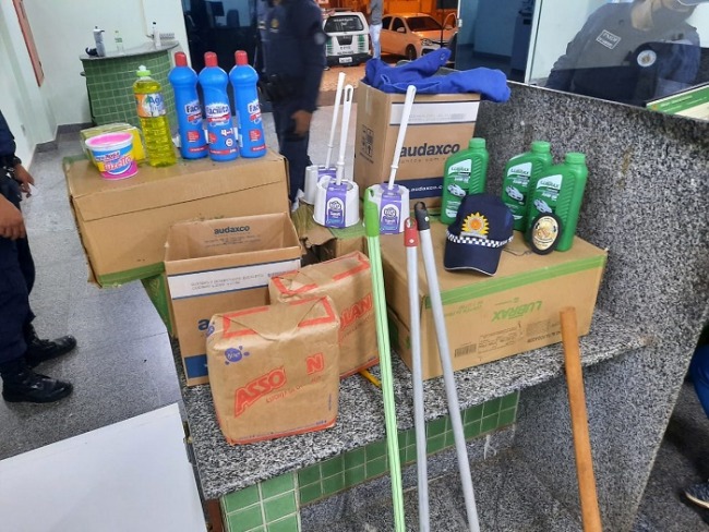 PMDF prende trio de bandidos em flagrante por furto a combustvel e loja de convenincia no Pisto Sul.