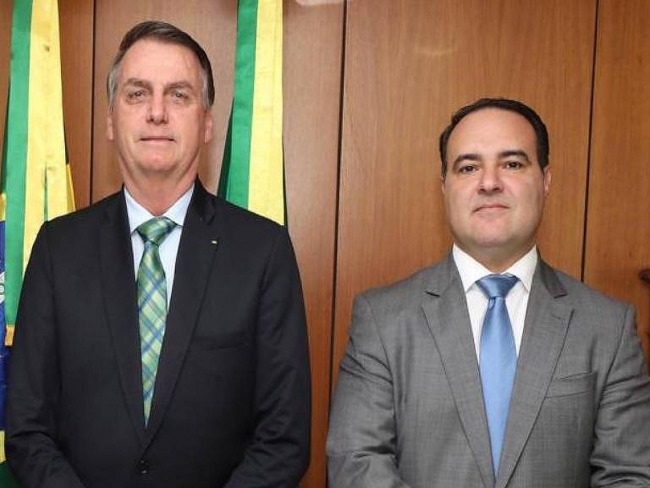 Bolsonaro vai indicar Jorge Oliveira, amigo de seus filhos, para o TCU, diz jornalista.