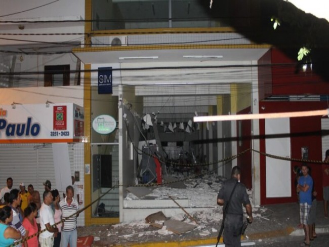 Exploses e pnico em So Paulo do Potengi/RN nesta madrugada, duas agncias foram destrudas pelos bandidos!