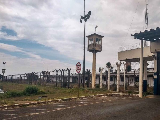 ATENO! 17 presos fogem de madrugada da Penitenciria da Papuda DF.