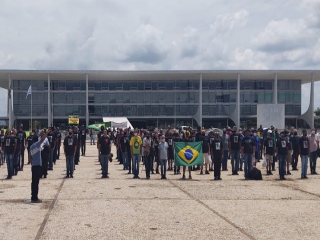 Militares da reserva protestam contra Bolsonaro.