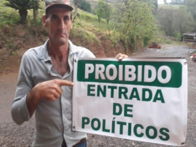 Agricultor coloca placa para proibir a entrada de polticos em sua propriedade. T certinho!