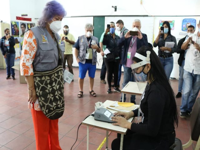 Impressionante! Venezuela realiza eleies parlamentares com urna eletrnica e voto impresso.